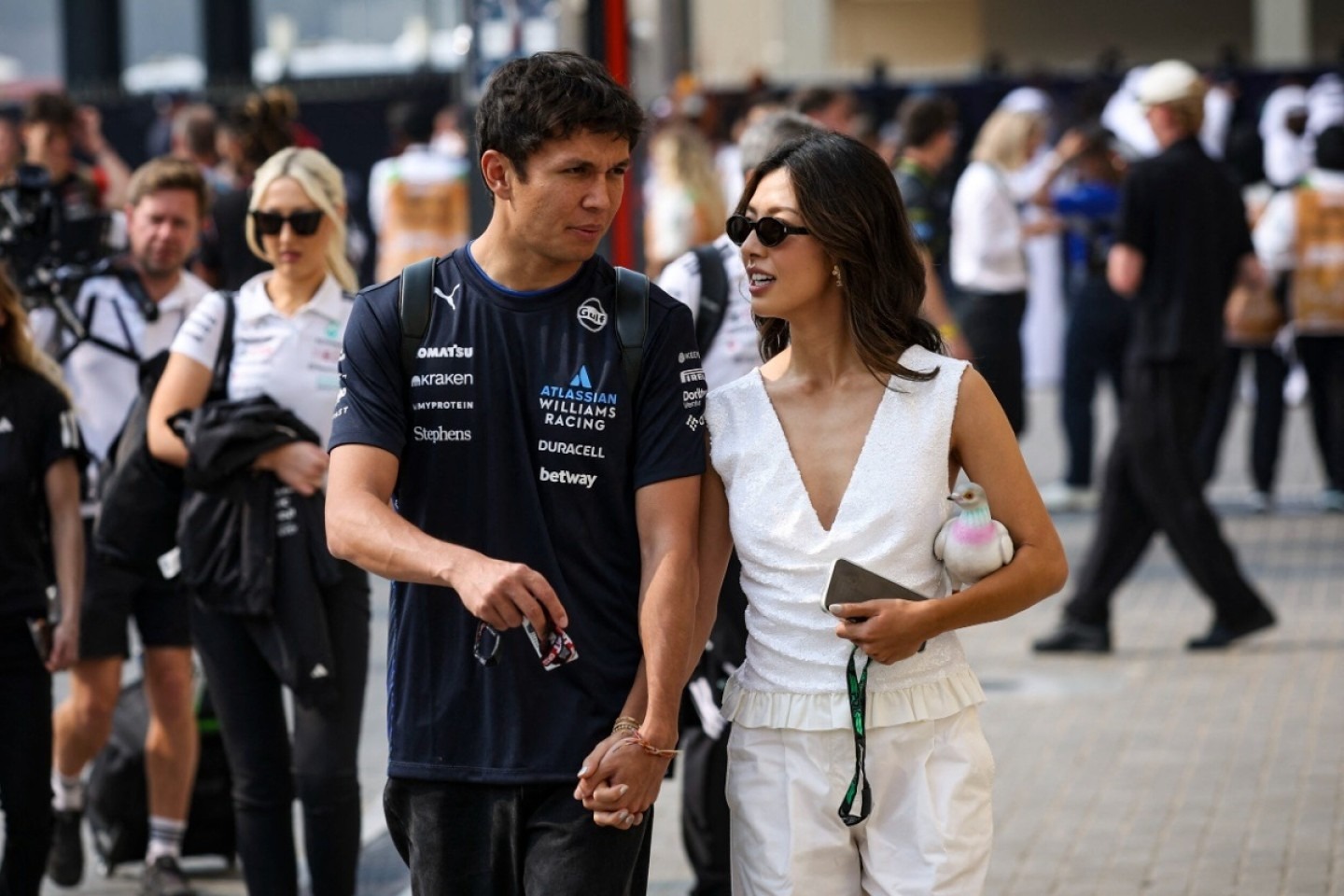  és  - Alexander Albon eljegyezte párját, Lilyt