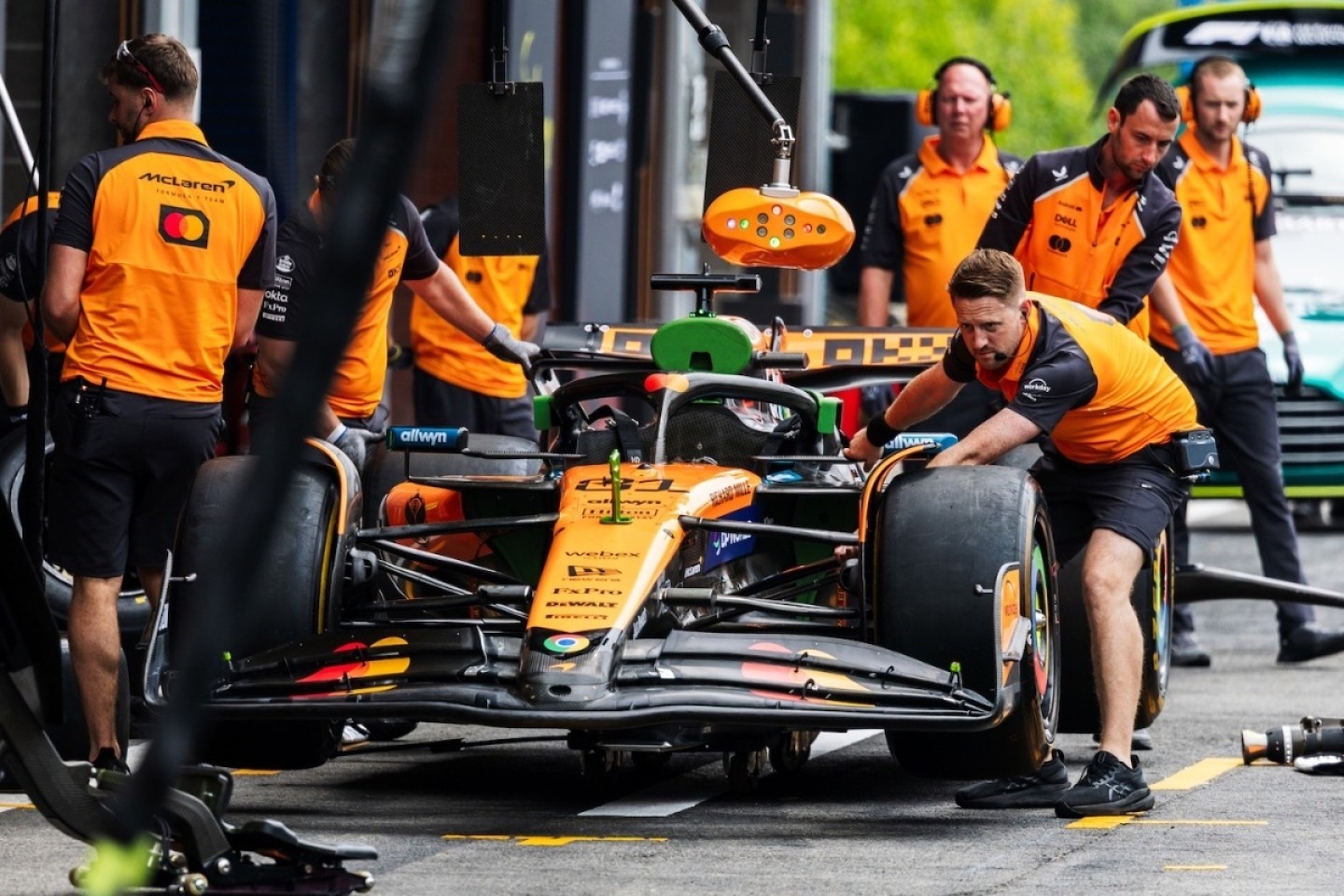 és - Megdöbbentő javaslat: A McLaren főnöke is visszahozná a tankolást az F1-be