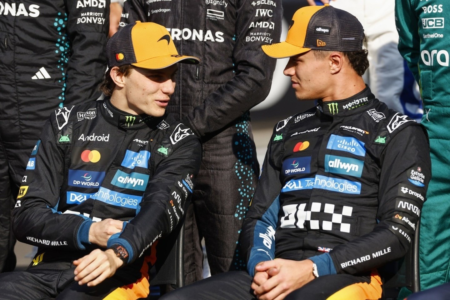  és  - A McLaren kijelentette: Norris és Piastri idén is egyenlő esélyekkel versenyezhet