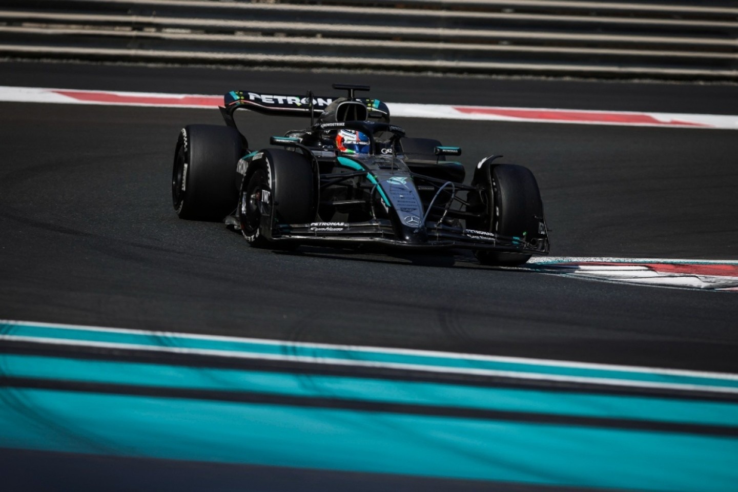 és - Ez a Mercedes új logója – így készülnek a történelmi F1-es váltásra
