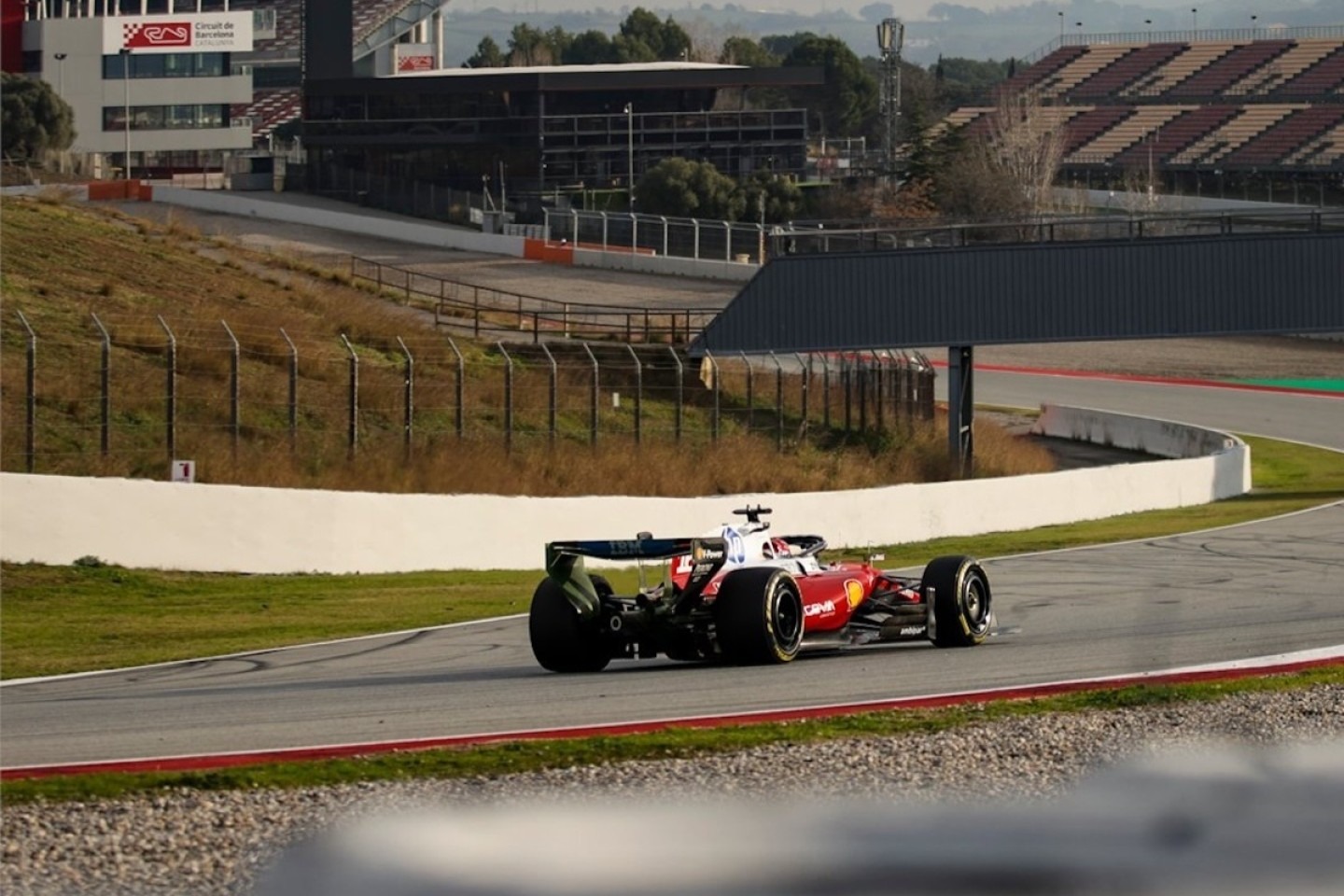  és  - Helikopteres megfigyelés, eső és visszalépések: csak a Ferrari és a Red Bull tesztelt Barcelonában