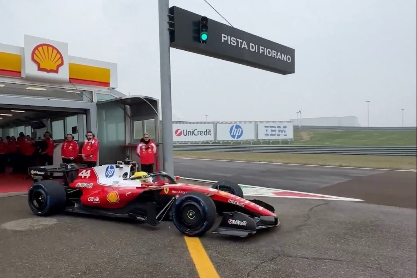  és  - Pályán Hamilton és a Ferrari, így üvölt a 2026-os F1-es autó motorja! (videó)