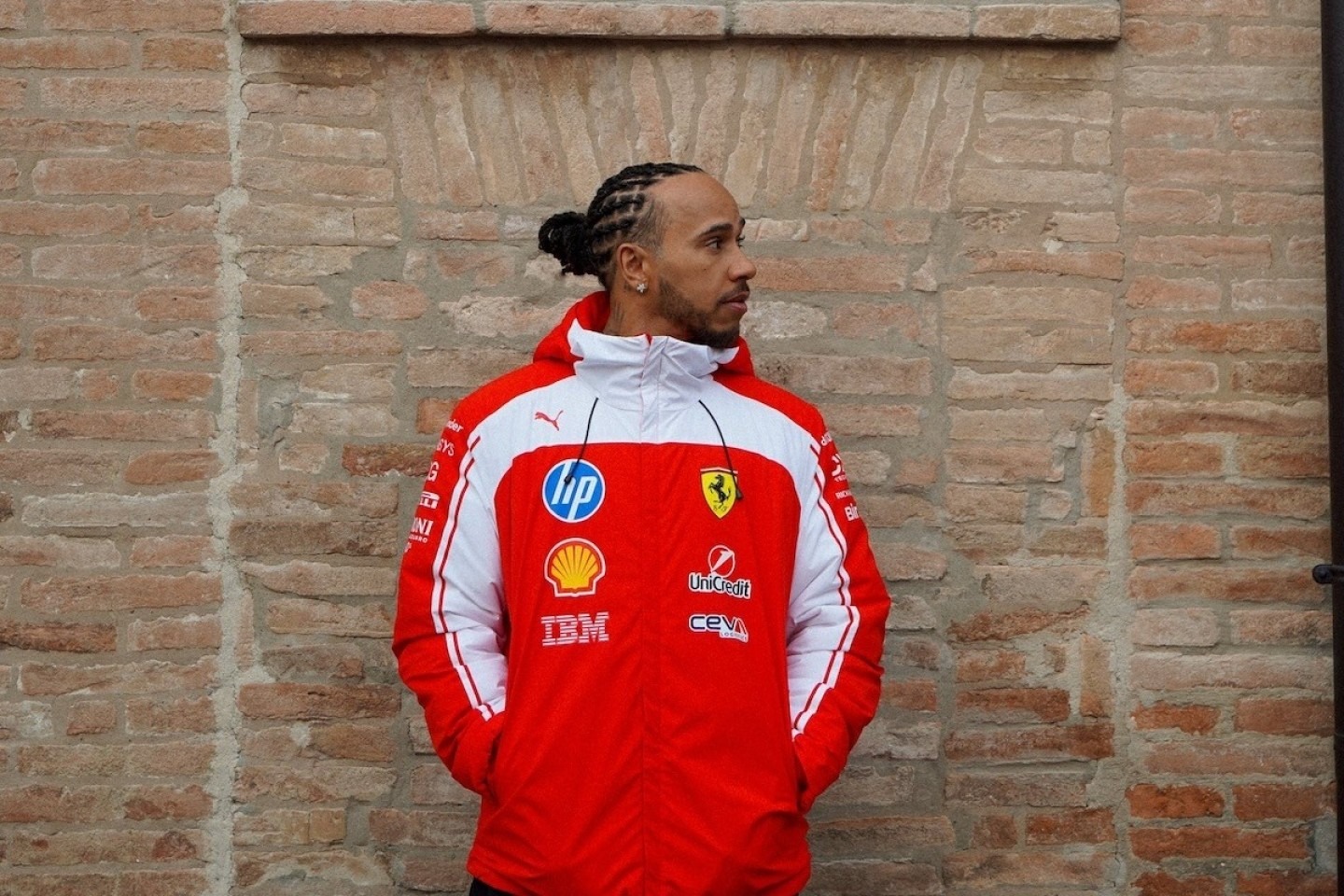 és - Hamilton mosolya és a nyugalom jelei: erősen kezdett a Ferrari Barcelonában