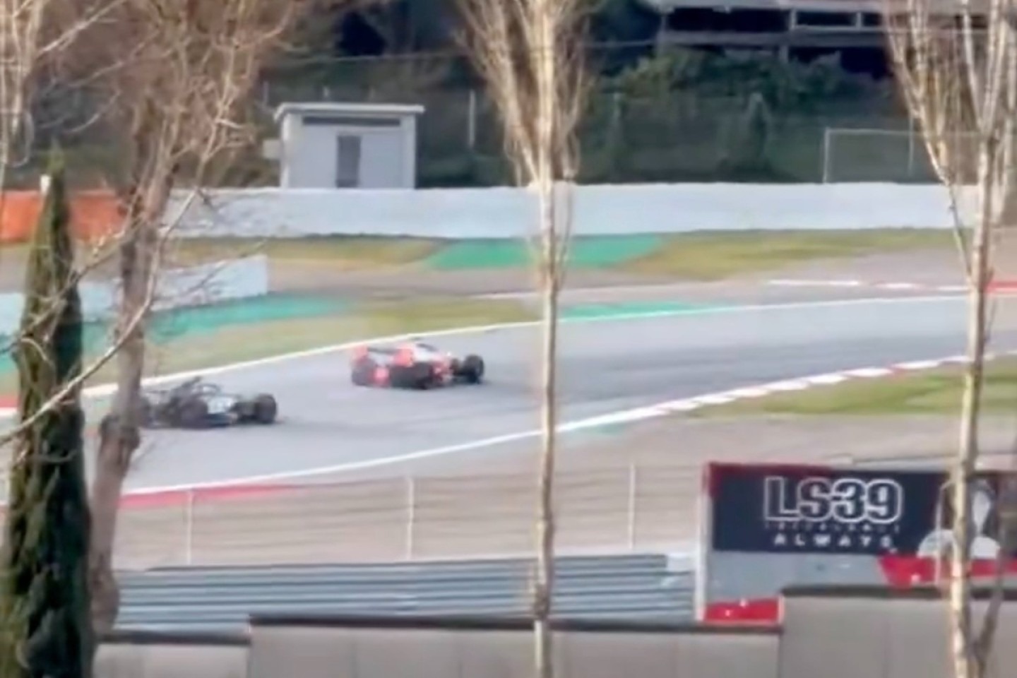  - Videón Hamilton szinte tökéletes 360-as forgása a barcelonai teszt negyedik napjáról
