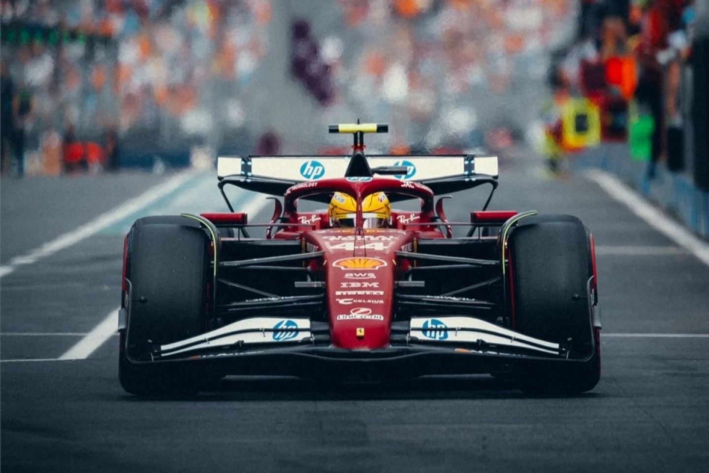 és - Villeneuve szerint a Ferrari Hamiltonra építhet Leclerc helyett