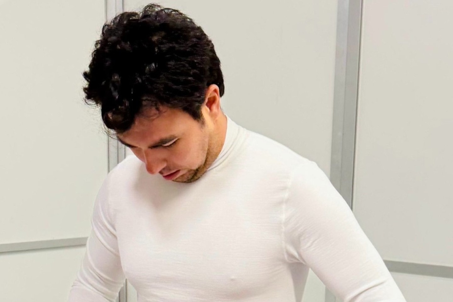 és - Ezért cserélt sisakot Verstappennel Sergio Pérez – új korszak kezdődik