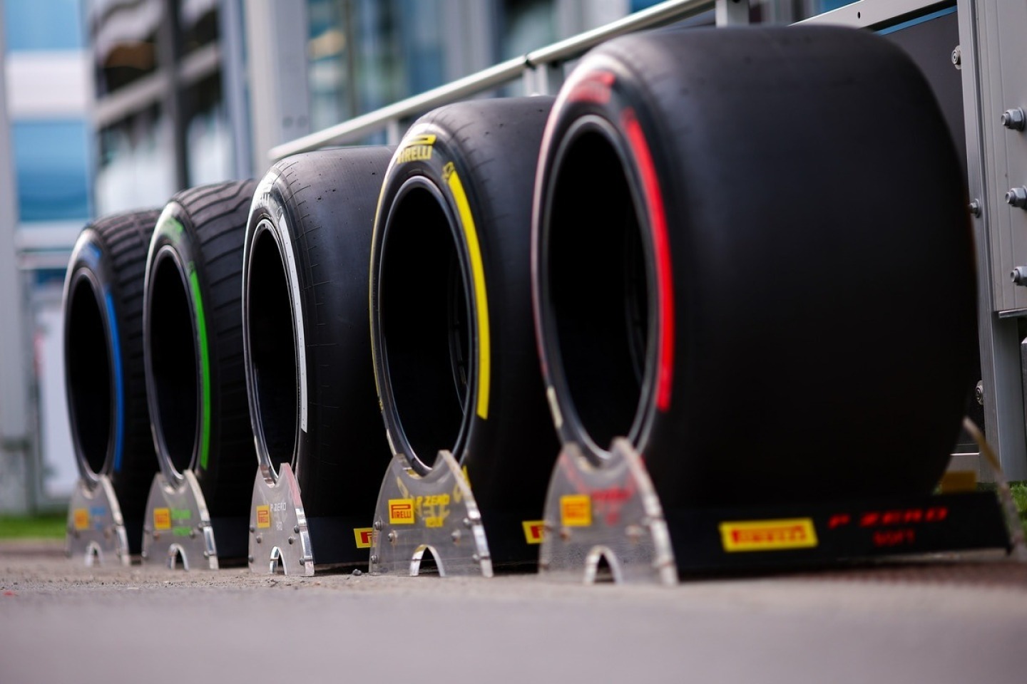 A Pirelli kiadta a mezőny bahreini gumiválasztását – három csapat eltérő utakon