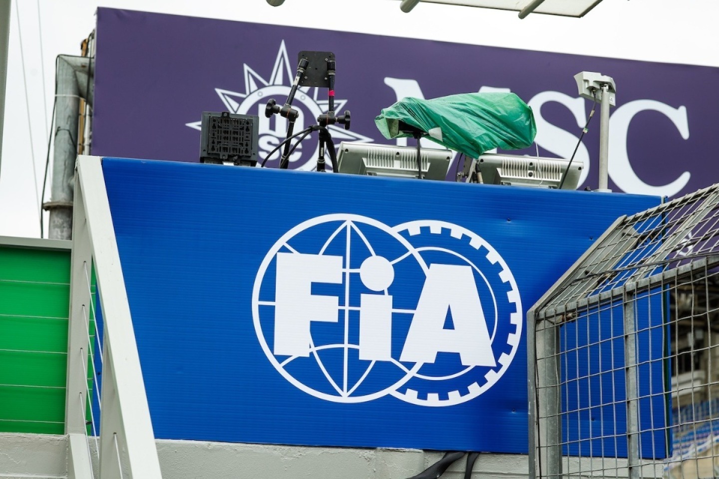 A Mercedes után újabb csapatnál kezdett vizsgálódni az FIA