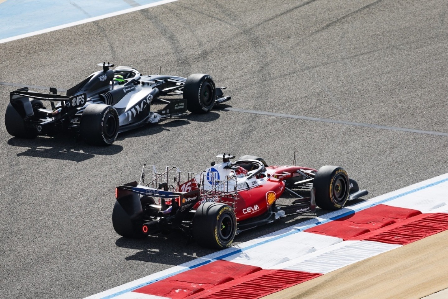 és  - Technikai dráma Bahreinben: a Ferrari szárnyal, a Mercedes és a Red Bull a bokszban ragadt