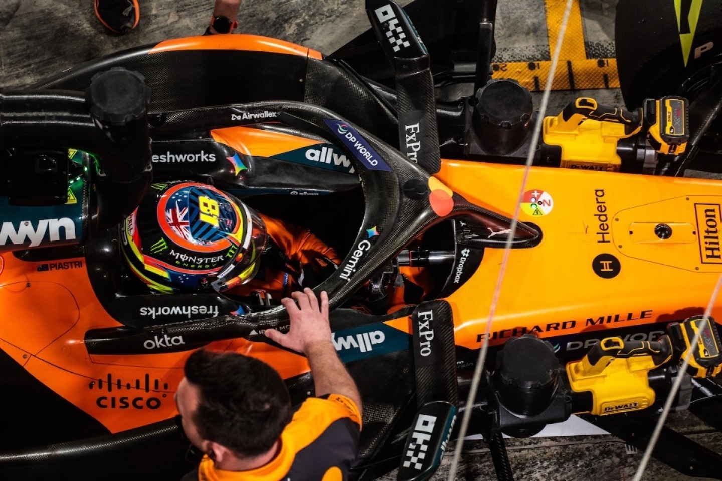  és  - Zseniális újítás a McLarennél: így látják a pilóták, mikor tölti magát az autó!