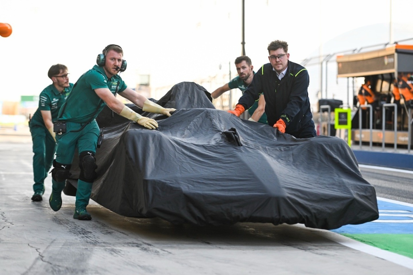 és  - Megszólalt a Honda, miután megakasztották az Aston Martin felkészülését