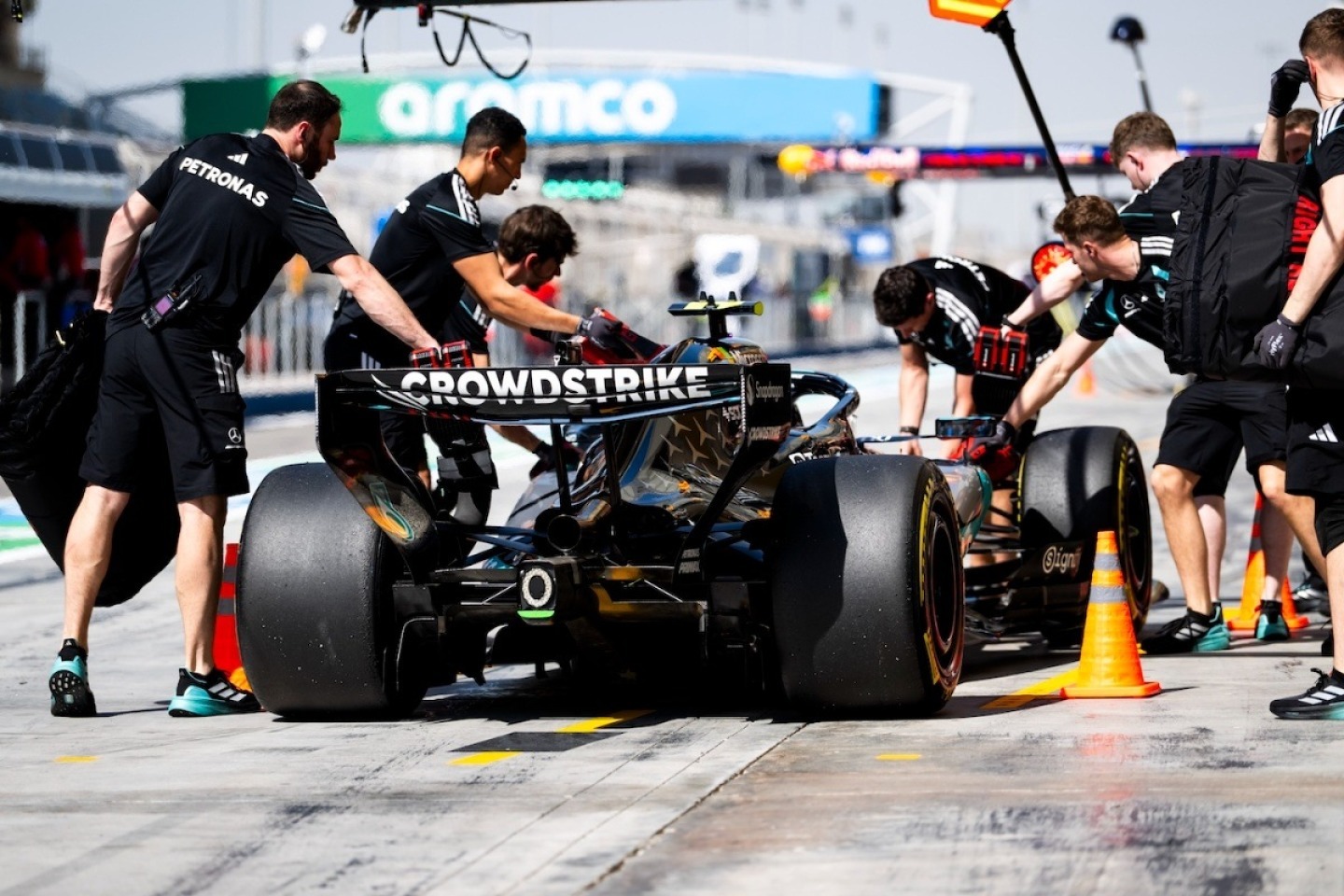 Döntött az F1 Bizottság: augusztusig biztosan maradnak a "trükkös" Mercedes-motorok