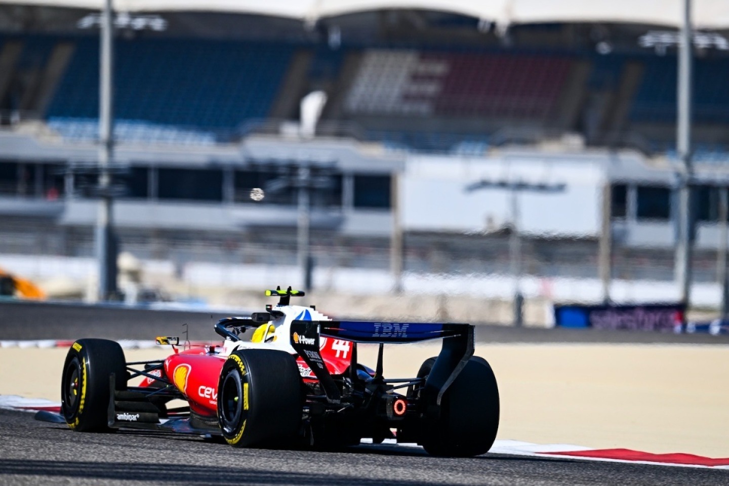  - Forradalmi hátsó szárnnyal kísérletezik a Ferrari – nem csak az egyenesekben hozhat áttörést