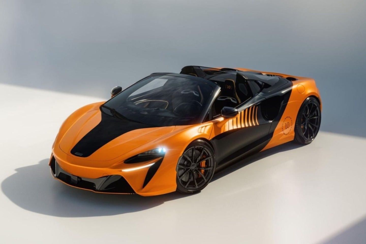  és  - Limitált szériás Artura Spiderrel ünnepli F1-es sikereit a McLaren