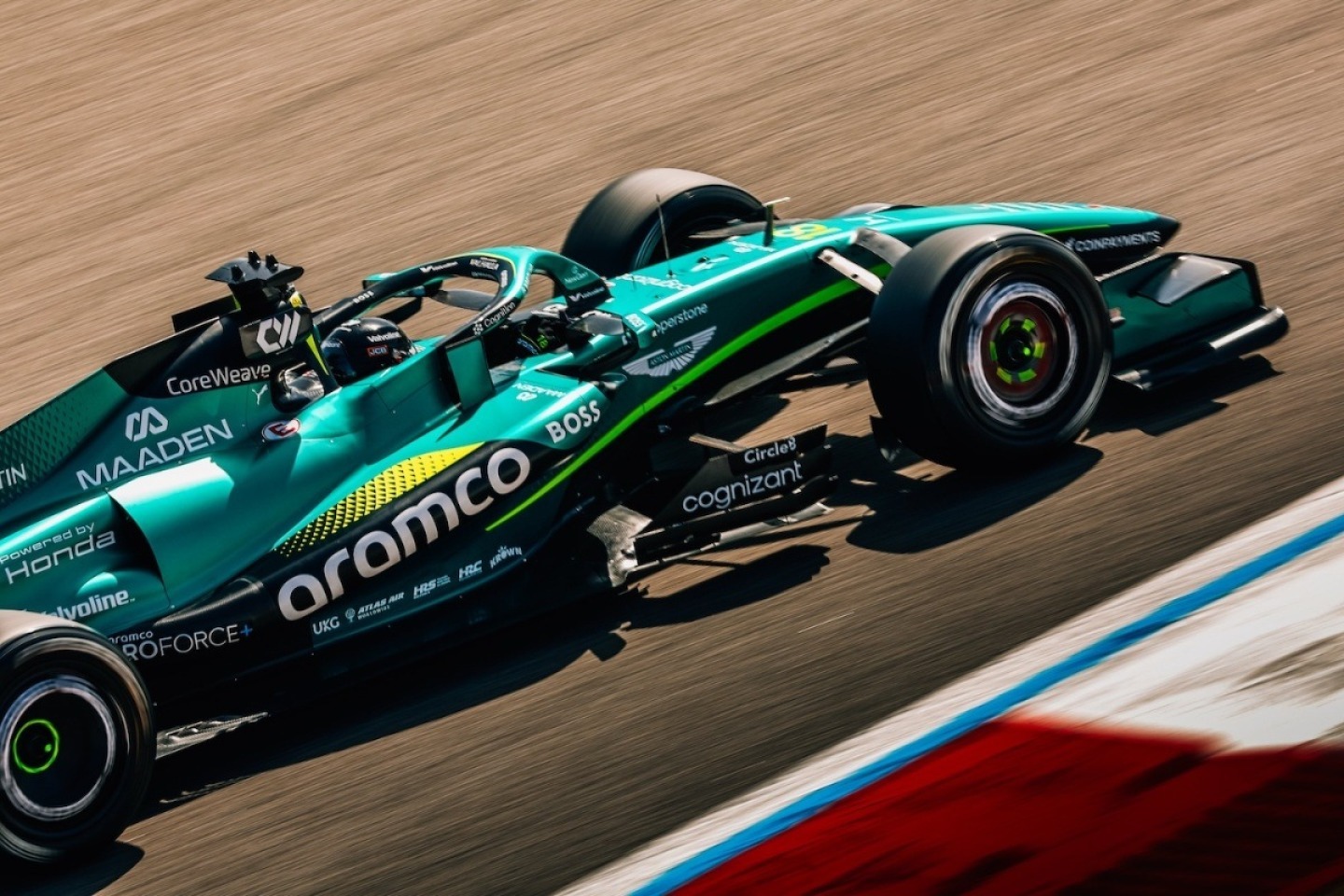  és  - Gondok az Aston Martinnál: motorprobléma hátráltatta a bahreini tesztet