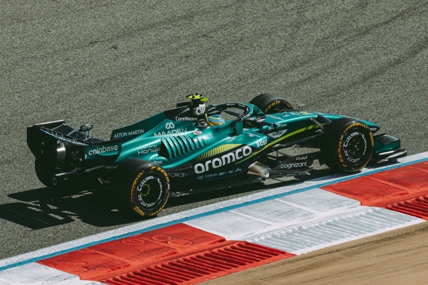 Verstappen aggódva figyeli a Honda és az Aston Martin küszködését