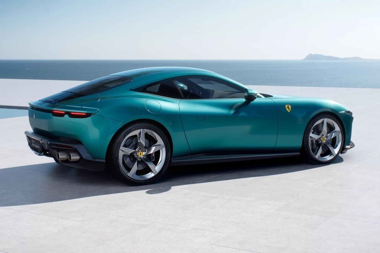 Ledobják a textilt Maranellóban: érkezik a legújabb nyitott tetős Ferrari
