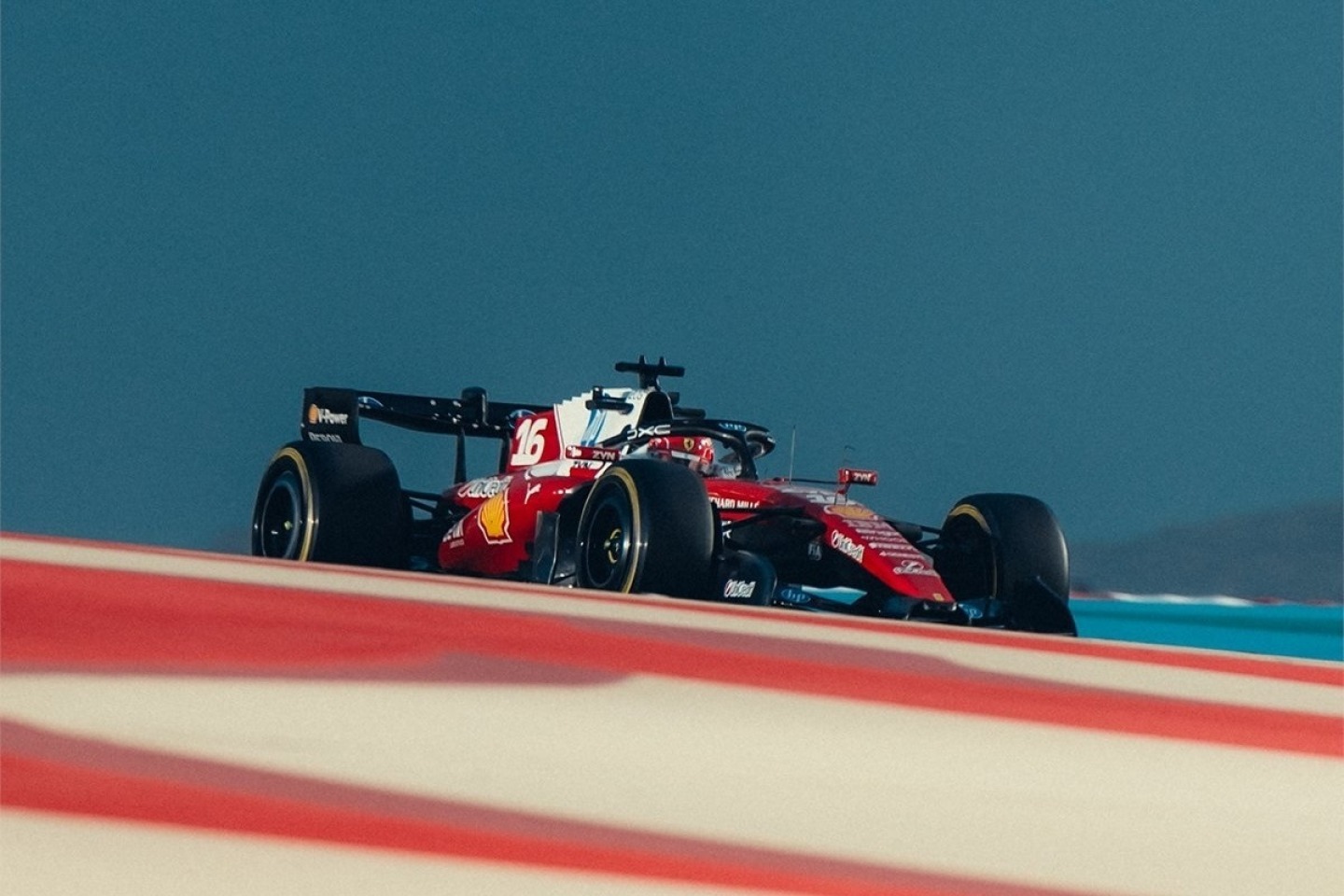 Friss motorral és trükkös megoldásokkal érkezik a Ferrari az újabb bahreini tesztre