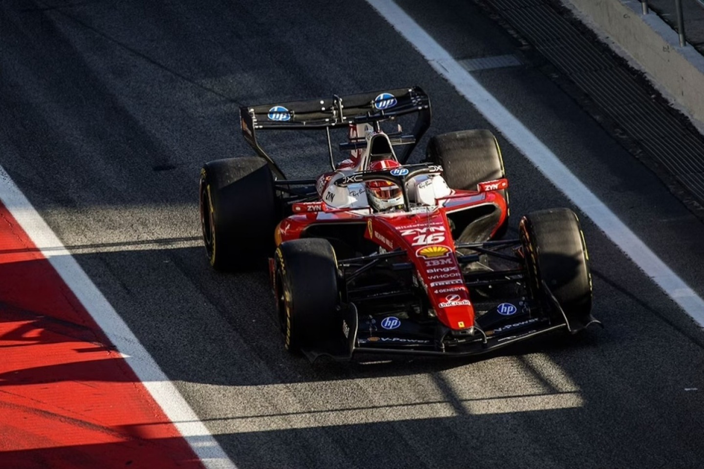 Nagy dobásra készül a Ferrari Barcelonában - jön az új csomag