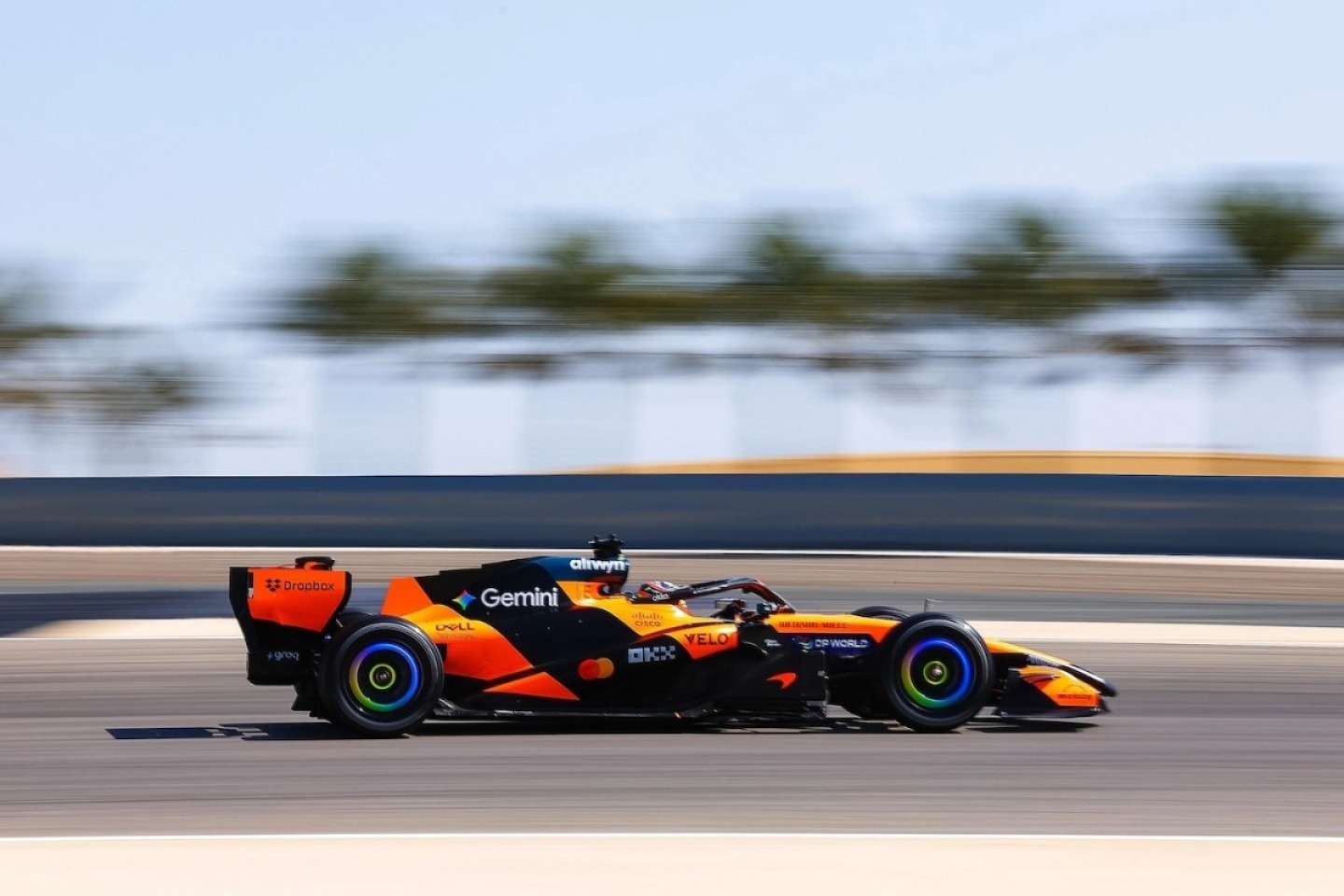 A Mercedes és a McLaren munkatársai is a lezárt Bahreinben ragadtak