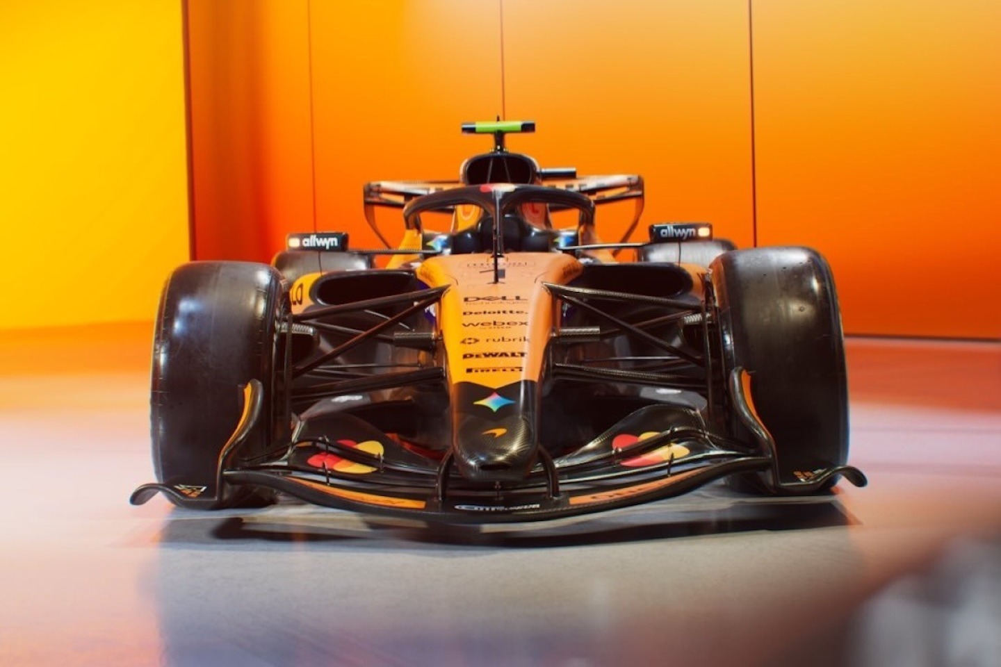  és  - Megmutatta valódi színeit a bajnokcsapat: íme a McLaren MCL40 (videó)