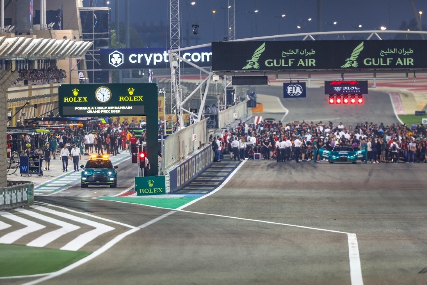  és  - Egy utasszállítón fecseghette ki a közel-keleti futamok törlését két F1-es versenyző