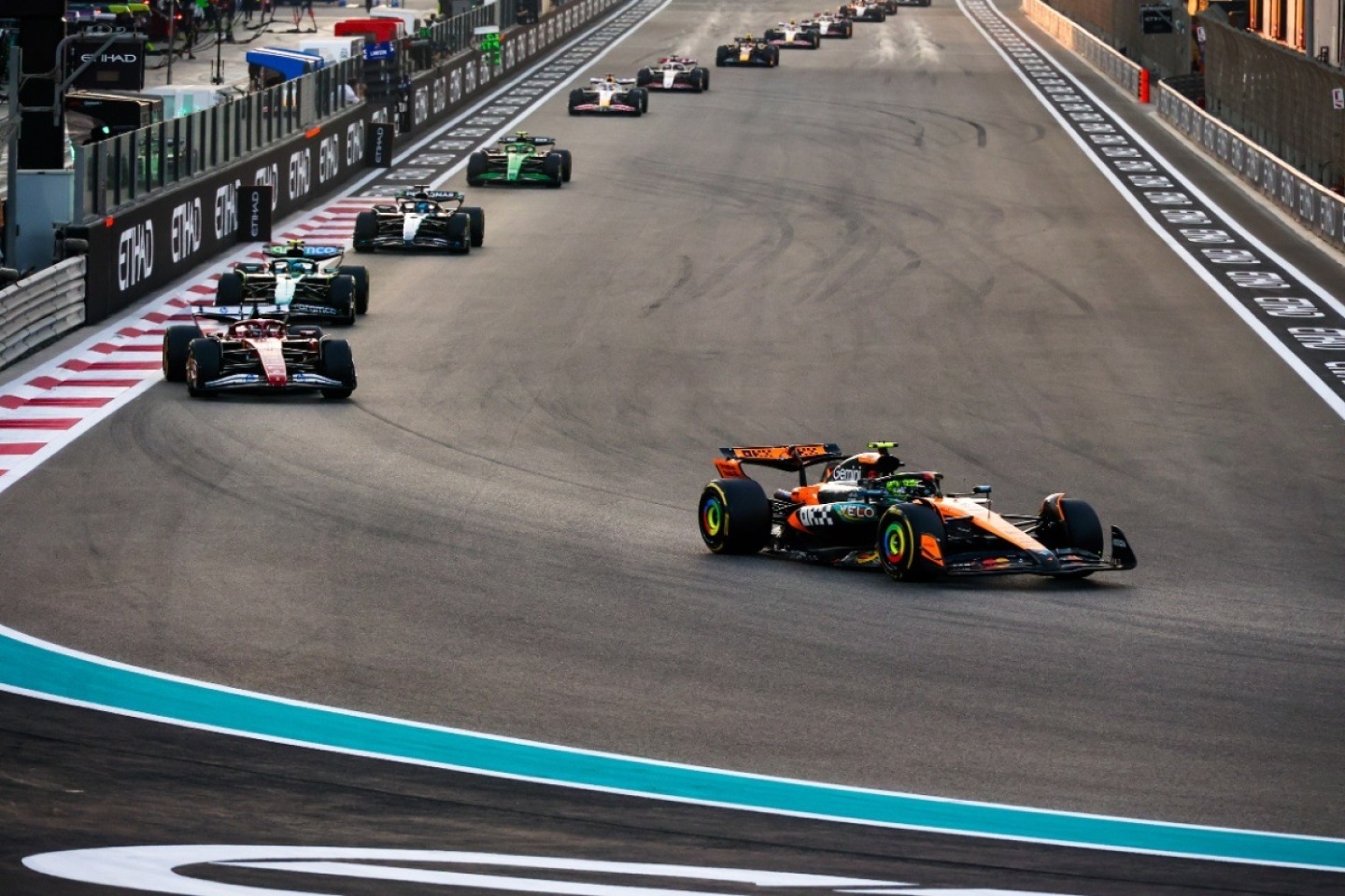 Közel kétmilliárd dolláros zuhanást hozott a tőzsdén a közel-keleti helyzet az F1-nek