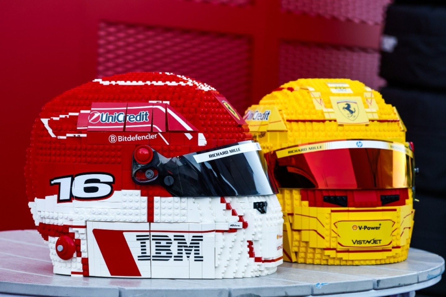  és  - LEGO-láz Maranellóban: Hamilton és Leclerc sisakja most a nappalidba költözhet