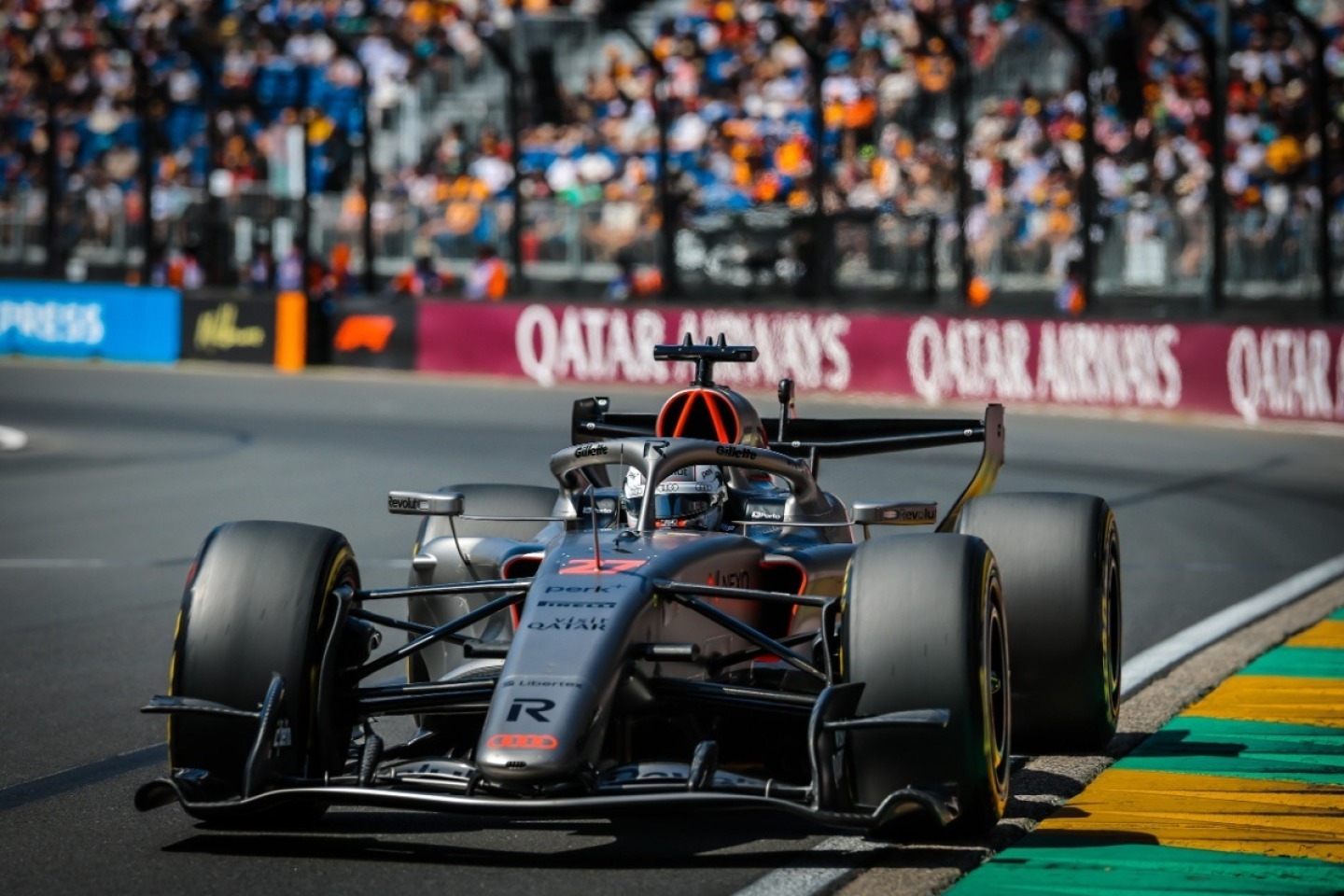 és - Már az első napon letette a névjegyét az F1-ben az Audi?