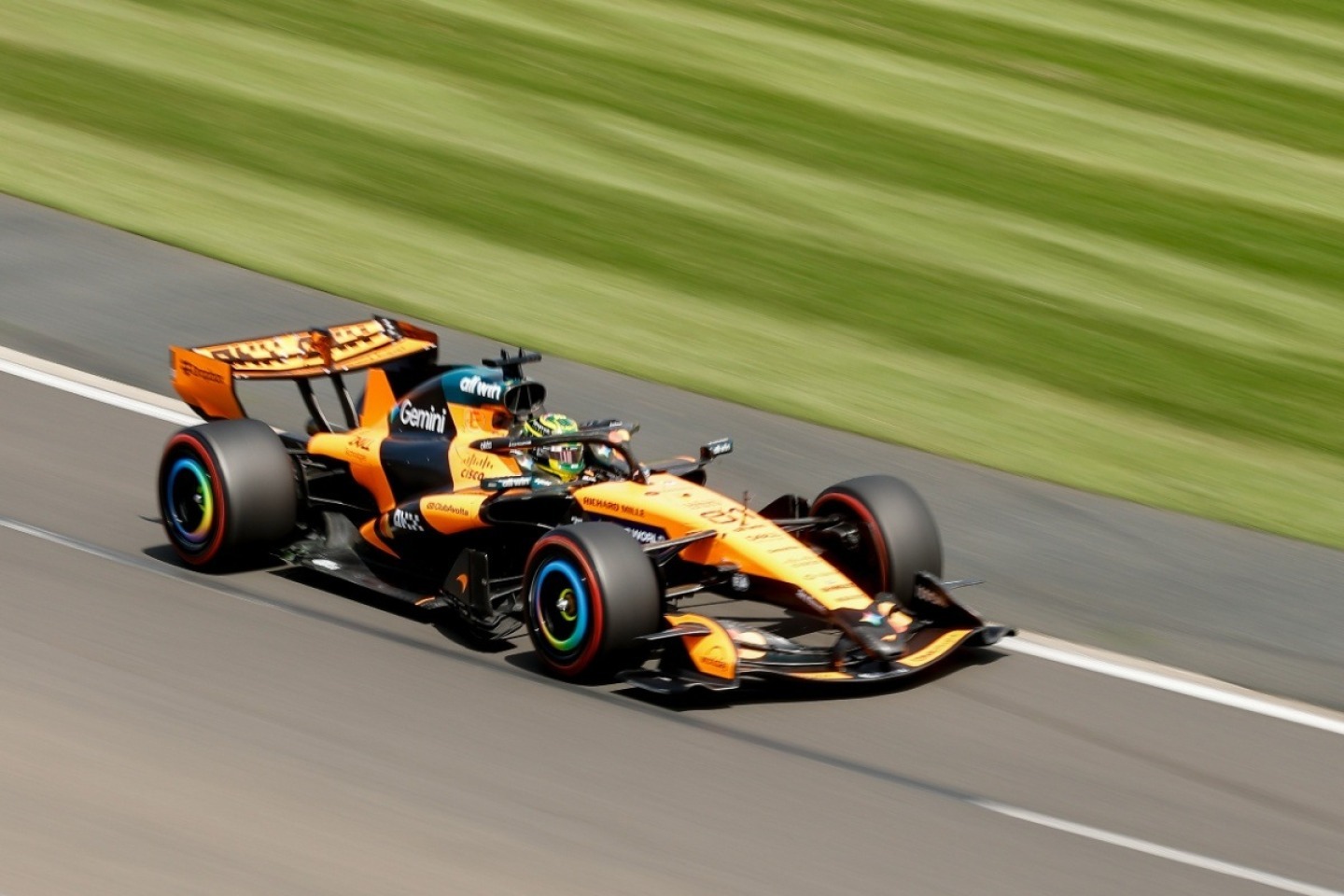  és  - 50 másodperces hátrány Russellhez képest, komoly gondban a McLaren