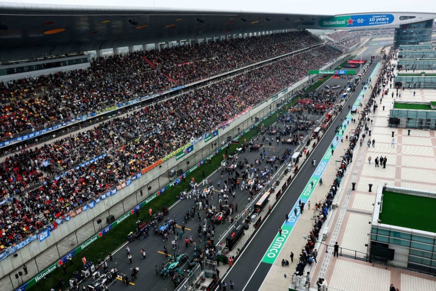 - Logisztikai káoszt és technikai vitákat hozott a két F1-es futam törlése