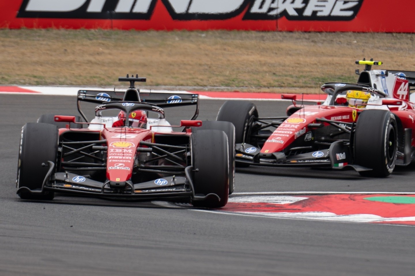  és  - Vasseur megindokolta, miért nem állította le Hamilton és Leclerc csatáját