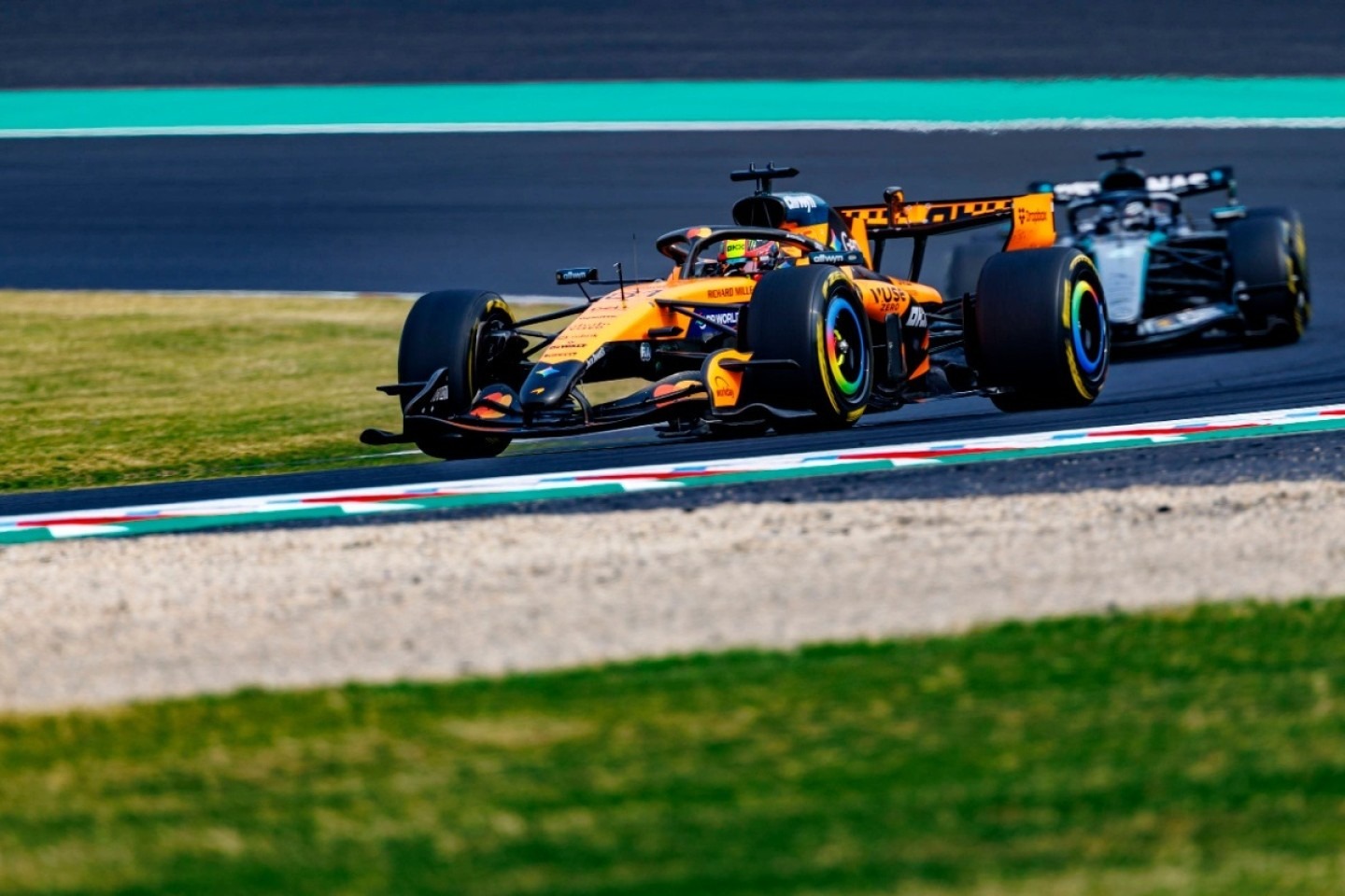  és  - Chandhok szerint a McLaren megérkezett a Mercedes nyakára