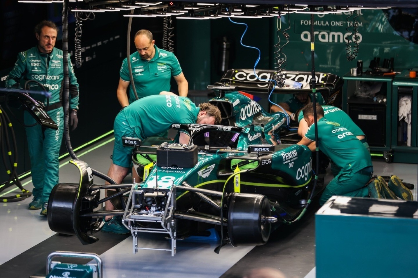 és - Ismét a boxban ragadt egy Aston Martin, a harmadik szabadedzés sem hozta meg a várt áttörést