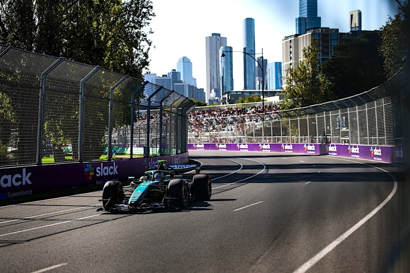 Teljes káosz Melbourne-ben: az FIA betiltotta, majd a csapatok nyomására azonnal vissza is hozta az aktív aero egyik zónáját