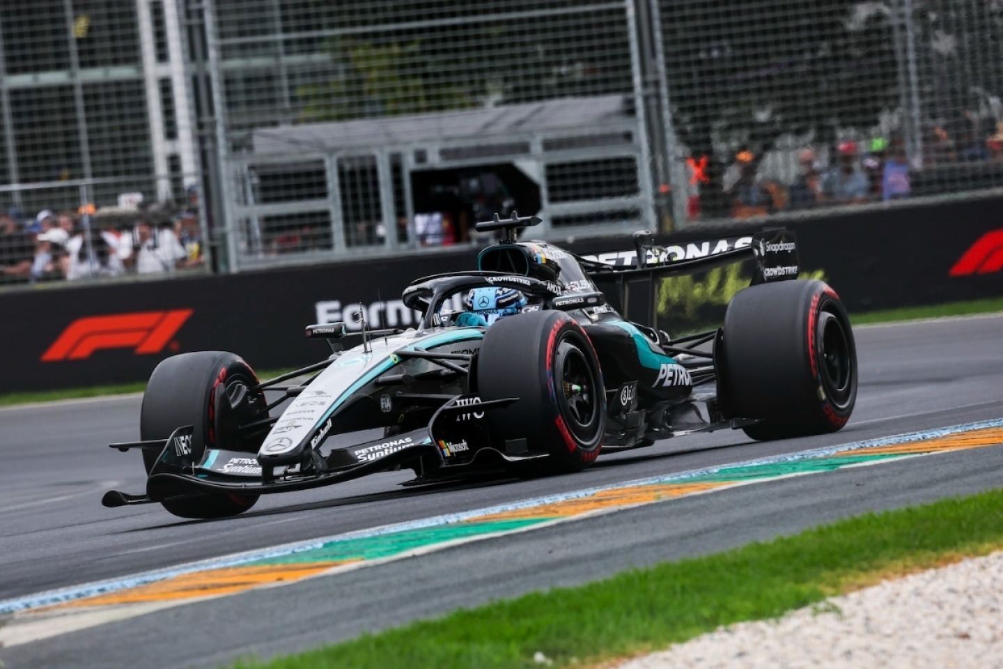 és - Russell lehengerlő tempóval nyerte az év első időmérőjét, Verstappen nagyot bukott Ausztráliában