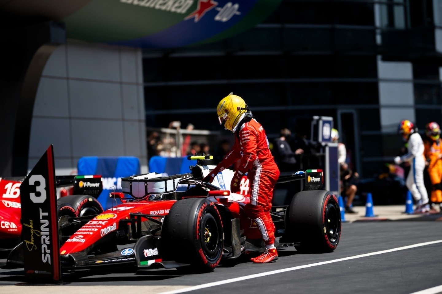  és  - Váratlan áttörés a Ferrarinál: Hamilton fellebbentette a fátylat a titokról