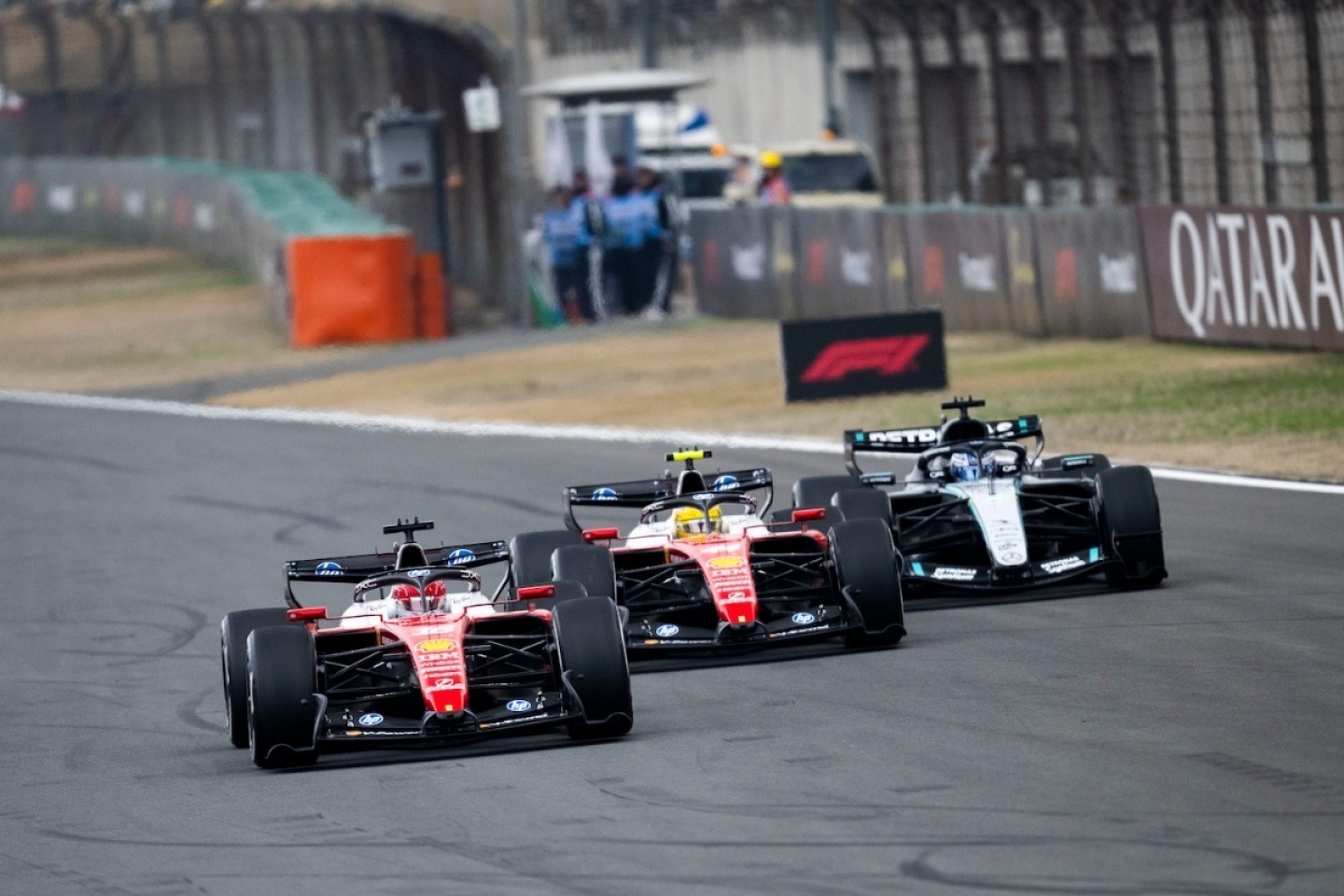 és - Jöhet a tizenkettedik alakulat? A Mercedes és a Ferrari sztárjai örömmel várnak egy kínai márkát