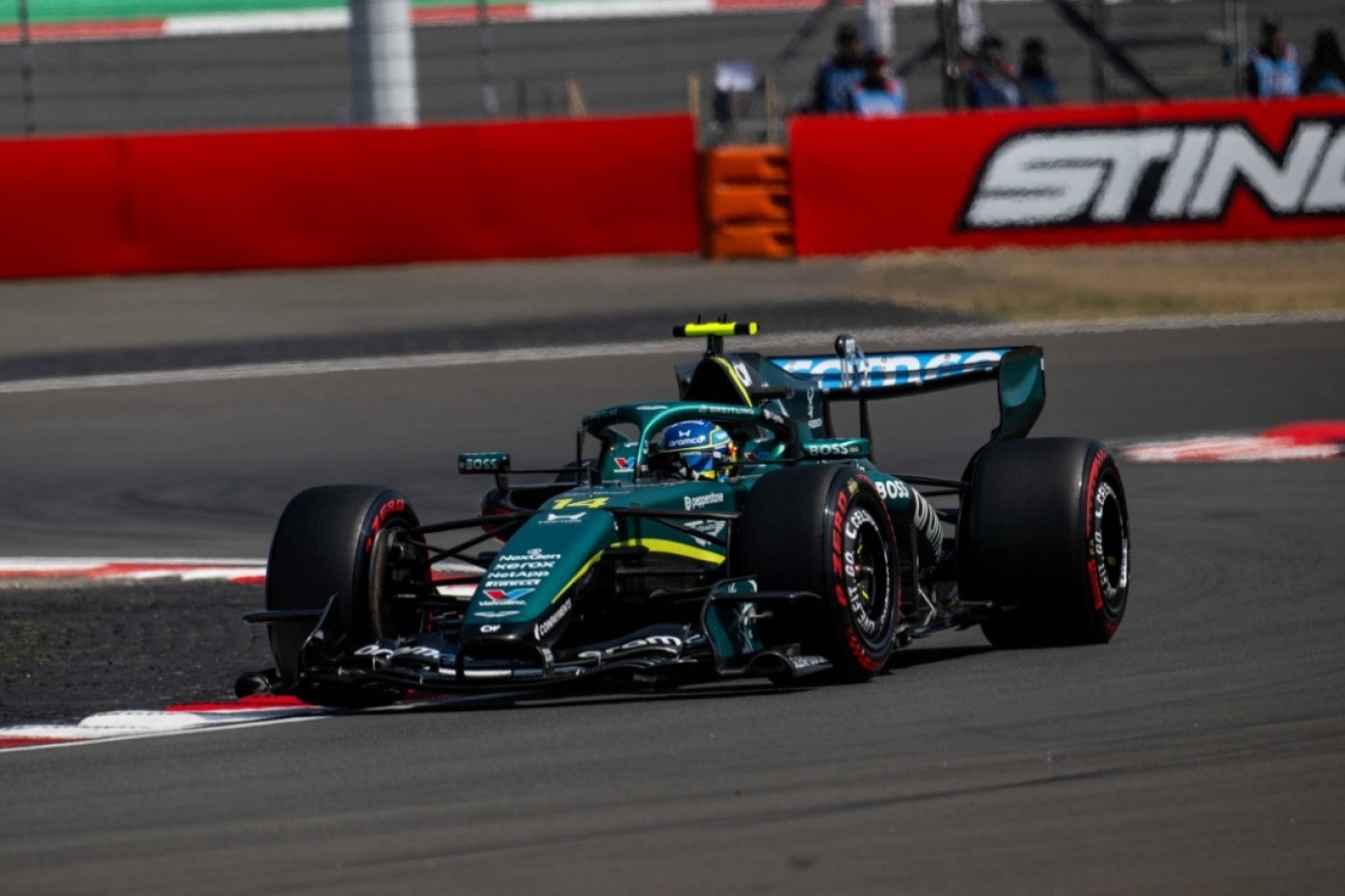  és  - Alonso szerint javult az Aston Martin, de még mindig jelentős a hátrány