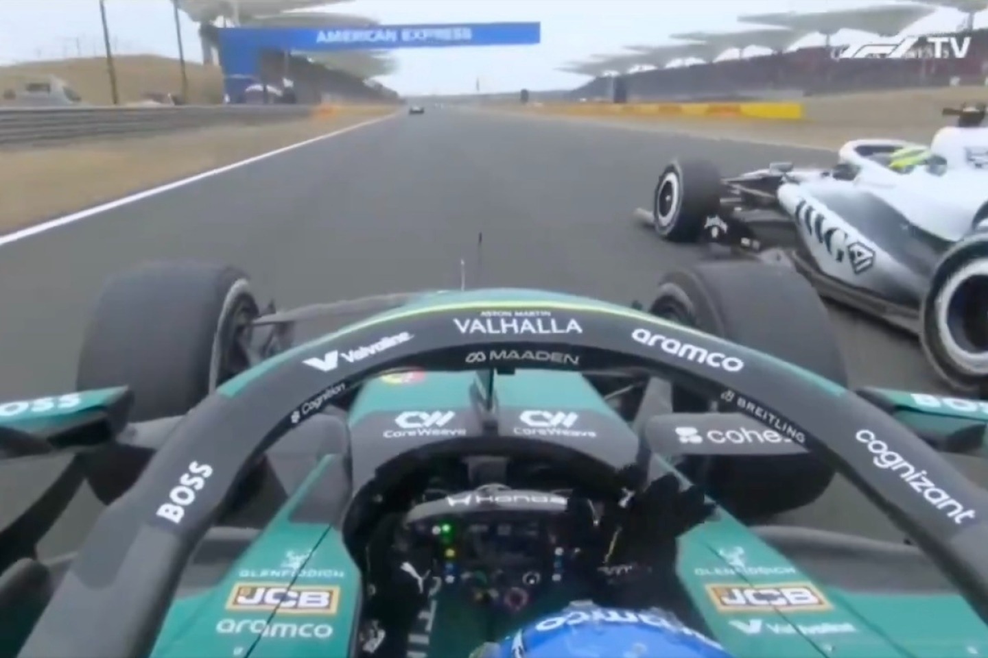és - A nap pillanata: Alonso a padlón lévő Aston Martinból integetett az őt megelőző Pereznek Kínában (videó)