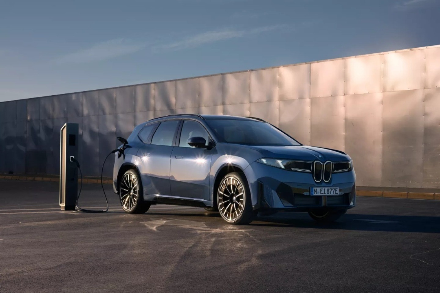 Több ezer rendelésnél jár a BMW iX3, második műszak indul a Debreceni gyárban