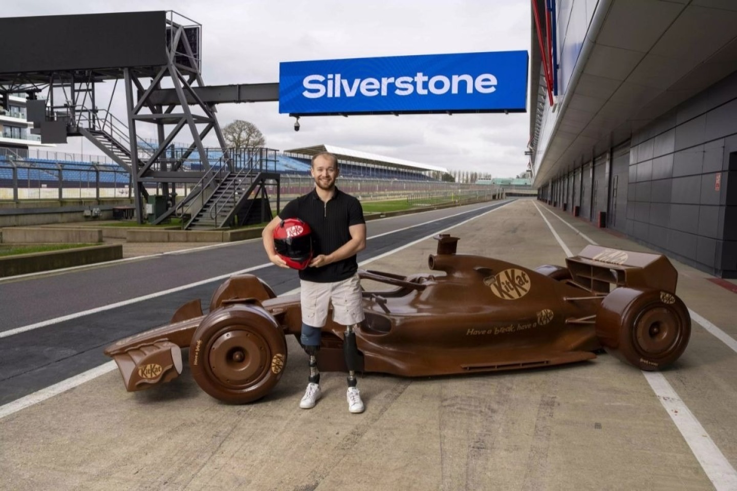 Teljes méretű F1-es autót készített csokoládéból a KitKat