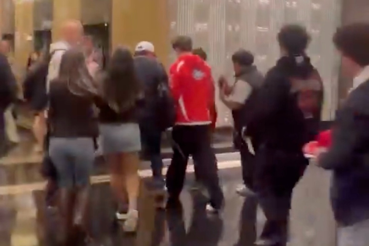 és - Tömeg fogadta a pilótákat Melbourne-ben, Leclerc-nek menekülnie kellett (videó)