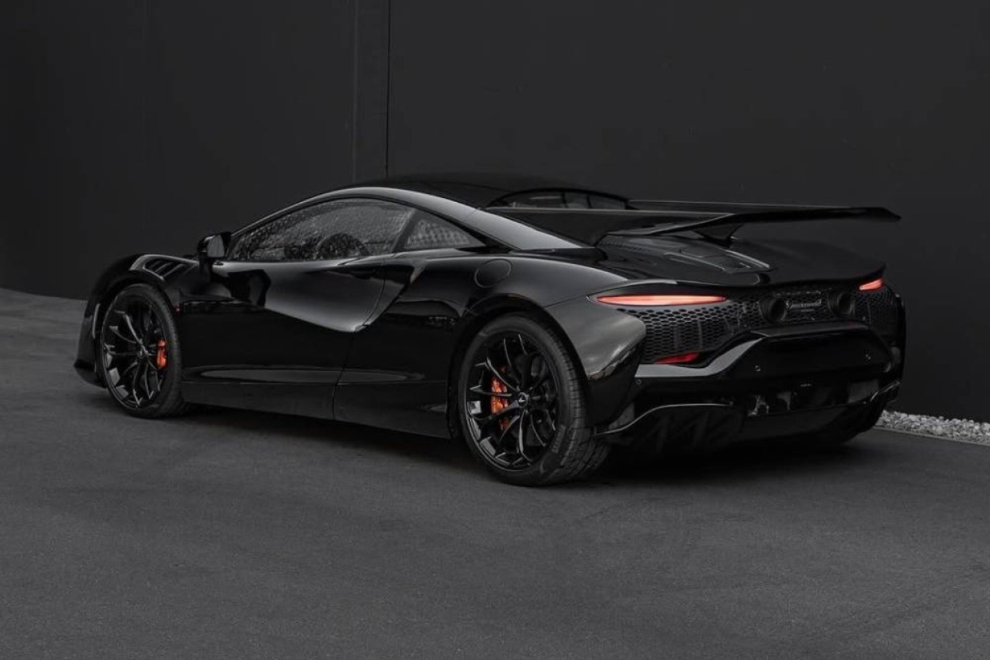 Brutális szénszálas kiegészítőket és komoly erőtöbbletet kapott a McLaren hibridje