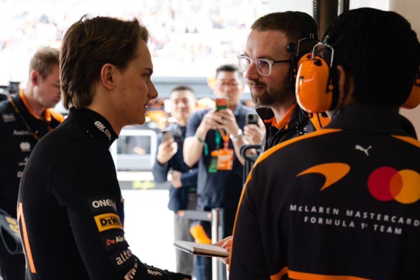 és  - Hiába esett ki mindkét McLaren a Kínai Nagydíj előtt, eszükben sem volt rögtön útnak indulni