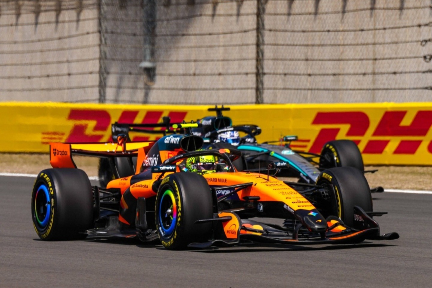 és - Íme, a 2026-os F1-es Kínai Nagydíj első szabadedzésének hivatalos végeredménye!