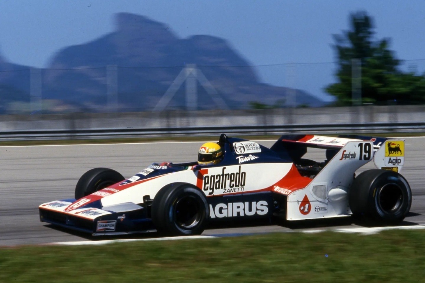  - Csillagászati összegért árverezik el Ayrton Senna legelső F1-es autóját