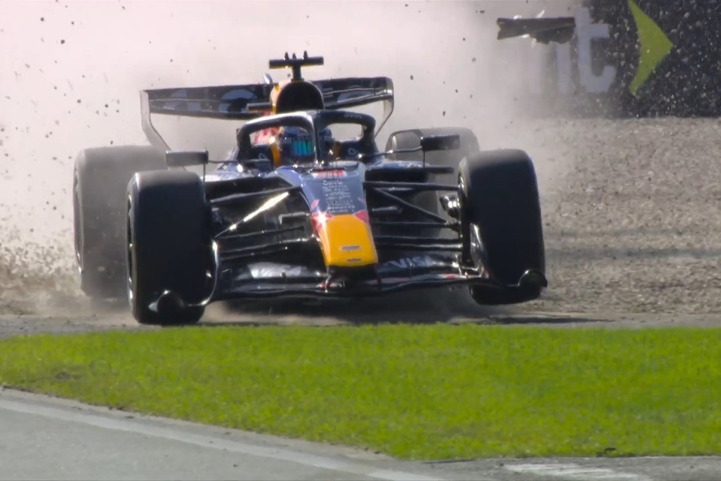  és  - Red Bull: Megsérült Verstappen autója, már gőzerővel dolgozunk a javításán (videó)