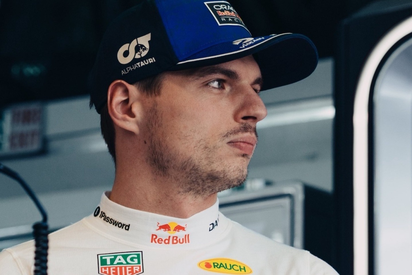 és - Verstappen elsőként rontott be a sajtótájékoztatóra, majd meglepő kérdést tett fel