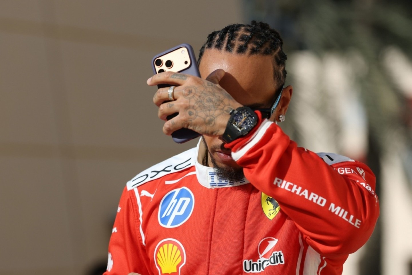 és - Eddie Irvine odaszólt egy csípőset a Ferrarinál küszködő Lewis Hamiltonnak